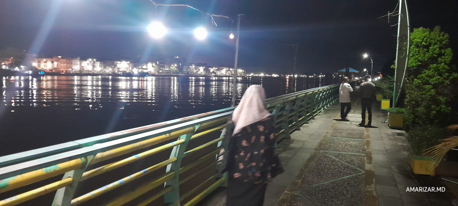 Dokumentasi foto wisatawan sedang berjalan di tepias Kapuas 