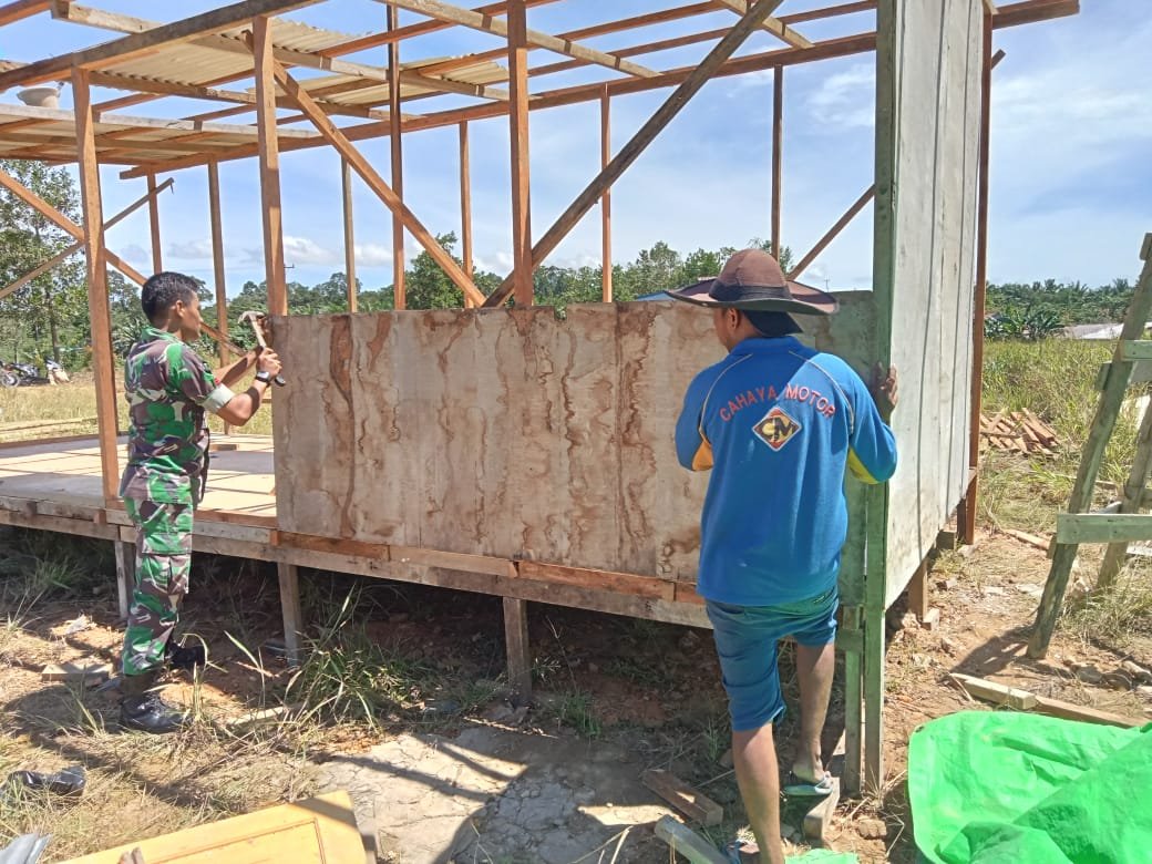 Wujud kebersamaan tingkatkan kerja sama di wilayah binaan, Babinsa Koramil 07/Jgb Praka Yogi Ari Angga laksanakan karya bakti bantu warga membangun rumah di Dsn.Medeng Ds.Sungkung II Kecamatan Siding Kabupaten Bengkayang