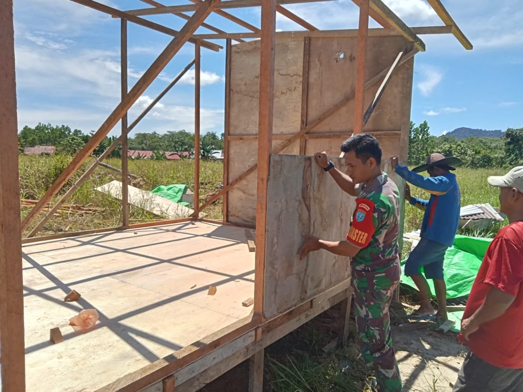 Wujud kebersamaan tingkatkan kerja sama di wilayah binaan, Babinsa Koramil 07/Jgb Praka Yogi Ari Angga laksanakan karya bakti bantu warga membangun rumah di Dsn.Medeng Ds.Sungkung II Kecamatan Siding Kabupaten Bengkayang