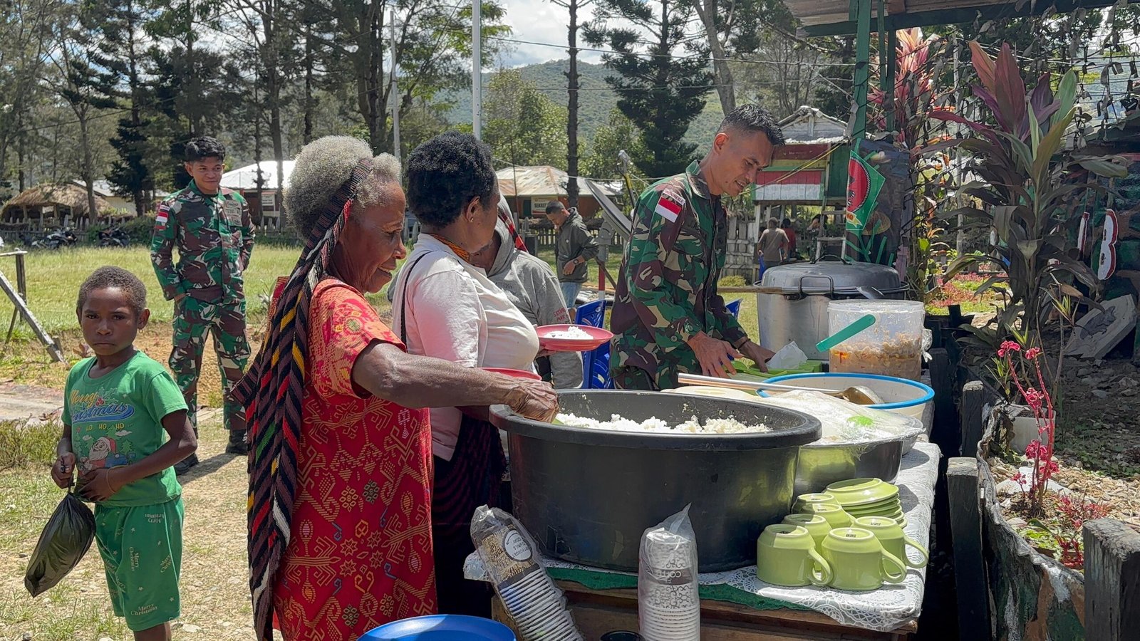 Satgas Yonif 641 Sambut Natal : Momentum Refleksikan Kasih, Damai, dan Harmoni Jayawijaya - Satgas RI-PNG Kewilayahan Yonif 641/Beruang menilai Natal sebagai momentum untuk merefleksikan kasih, kedamaian, dan harmoni. Hal ini disampaikan oleh Komandan Pos Bolakme Lettu Inf Jhon Arthur Hamonangan Sinaga pada saat kegiatan ibadah dan acara makan siang yang diselenggarakan oleh Pos Bolakme bersama dengan masyarakat di Distrik Bolakme, Kabupaten Jayawijaya, Papua pegunungan, (22/12/2024). "Perayaan Natal bukan hanya sekadar tradisi, tetapi sebuah panggilan untuk menyemarakkan kasih Tuhan Allah dan menebar kasih damai kepada sesama manusia agar menjadikan landasan bagi kehidupan yang lebih baik, kata Danpos Bolakme. " Serta wujud syukur dan terima kasih kepada Tuhan Yang Maha Esa atas berkat karunia yang diberikan kepada umat manusia, dan tidak lupa agar kita selalu meningkatkan keimanan, kedisiplinan serta tali kasih persaudaraan antara Prajurit Satgas Yonif 641/Bru dengan masyarakat ", imbuhnya. Ditempat yang sama Pendeta Distrik Bolakme, Bapak Nas Tabuni (47 th) beserta seluruh warga Kampung Bolakme mengucapkan terima kasih atas pelaksanaan kegiatan ibadah yang dilaksanakan secara bersama-sama. “Kami berterima kasih dalam menyambut Natal ditahun ini terasa berbeda karena pada tahun ini kami akan merayakan hari Besar Natal dengan bapak-bapak TNI,” ucap Pendeta. Dalam kegiatan ibadah Natal dan makan siang bersama ini antara Prajurit TNI dan masyarakat mencerminkan bahwa Damai Natal membawa Kasih dan Harmoni bagi hubungan antara sesama manusia, dan bukti kedekatan antara TNI dengan rakyat. "TNI Selalu Cinta Rakyat" @puspentni @tni_angkatan_darat @kodamtanjungpura @Kodam17 @Korem172 @brigif_19kh @beruang.641 @raiderkhusus644 @yonif645gty #tni #tniprima #tniyangprima #nkrihargamati #tnimengabdidanmembangunbersamarakyat #bagimunegrijiwaragakami #tnipatriotnkri #profesional #responsif #inovatif #modern #adaptif #jurnalmiliter #satgaspapua #papuapegunungan #wamena #beruangsayangpapua
