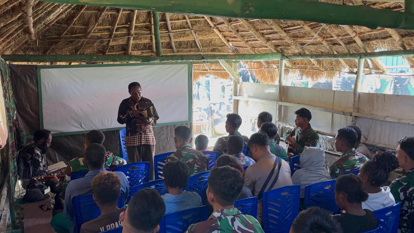 Satgas Yonif 641 Sambut Natal : Momentum Refleksikan Kasih, Damai, dan Harmoni