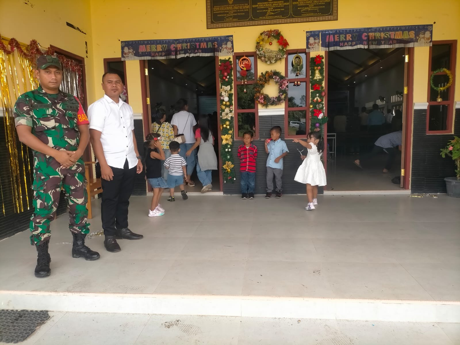 Komandan Kodim 1015/Sampit Turunkan personil dalam Memberikan rasa aman dan damai perayaan ibadah natal 2024 yang dilaksanakan di beberapa gereja di wilayah teritorial Kodim 1015/Sampit