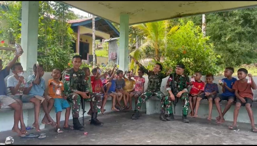 Distrik Kramomongga, Kabupaten Fakfak, Papua Barat – Dalam semangat menyambut Natal, Pos Kramomongga Yonif 642/KPS Satgas Pamtas Kewilayahan RI-PNG mengadakan kegiatan berbagi kasih dengan membagikan makanan kepada anak-anak di wilayah Distrik Kramomongga, Kabupaten Fakfak, Provinsi Papua Barat.