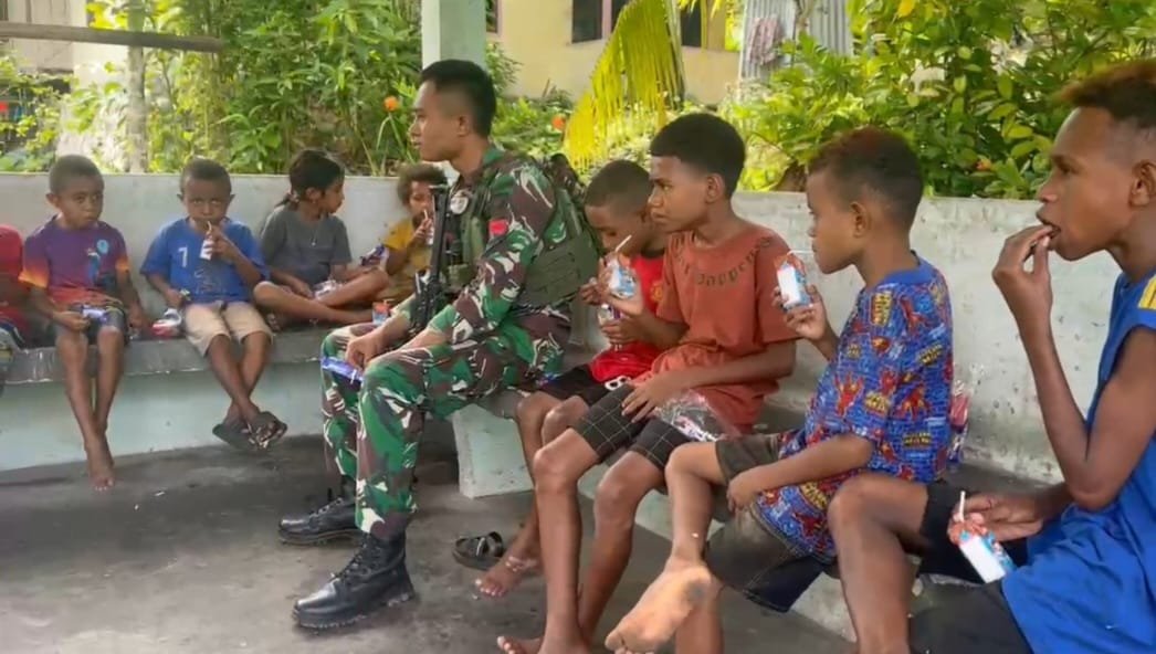 Pos Kramongmongga Yonif 642/KPS Satgas Pamtas Kewilayahan RI-PNG Bagikan Makanan untuk Anak-Anak Sambut Natal