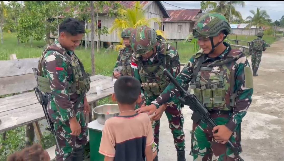 Pos Kamundan Satgas Yonif 642/Kps Bagikan Bubur Kacang Ijo Kepada Anak-Anak di Distrik Kamundan.