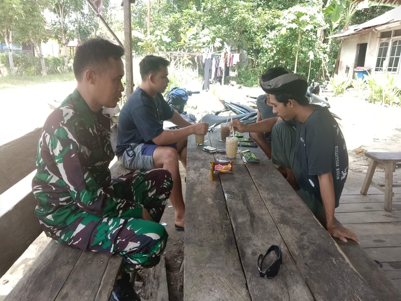 Pererat Silaturahmi, Babinsa Kodim 1209-07/Jgb Komsos Dengan Warga Desa Binaan
