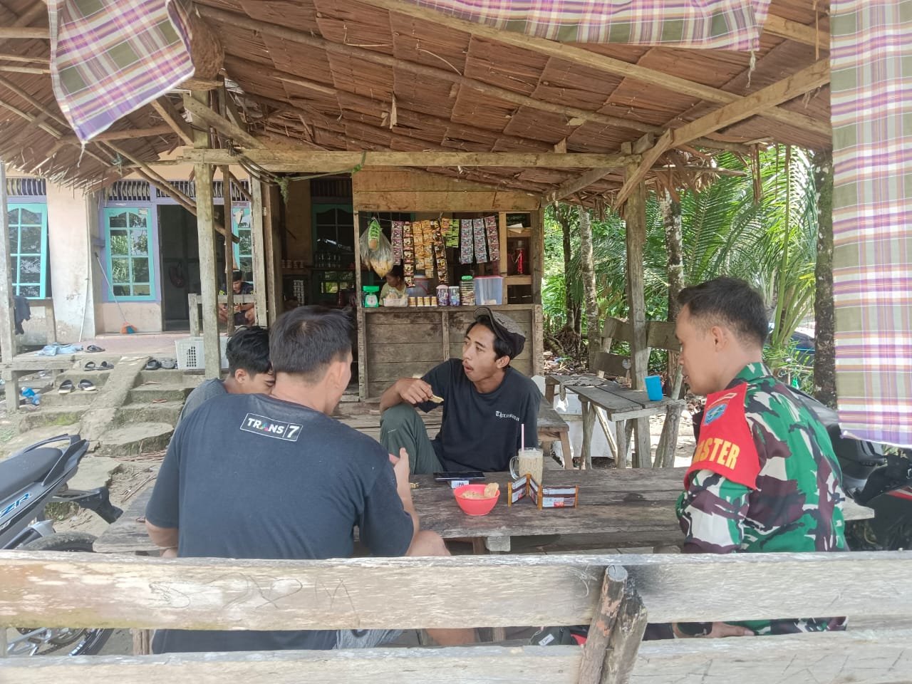 Pererat Silaturahmi, Babinsa Kodim 1209-07/Jgb Komsos Dengan Warga Desa Binaan
