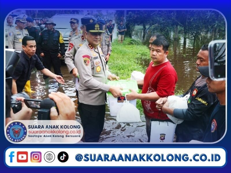 Sigap Kunjungi Daerah Banjir di Mempawah Kapolda Kalbar Bersama Tim Salurkan Bantuan kepada Warga Terdampak Bencana