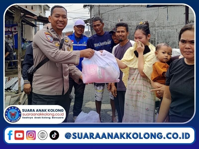 Bhabinkamtibmas Kelurahan Sungai Beliung dan Lurah Berbagi Bersama Warga Korban Angin Puting Beliung di Jalan Selat
