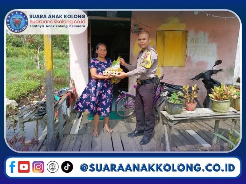 Jum’at Berkah, Bhabinkamtibmas Polsek Delta Pawan Polres Ketapang Berikan Sembako kepada Warga yang Kurang Mampu