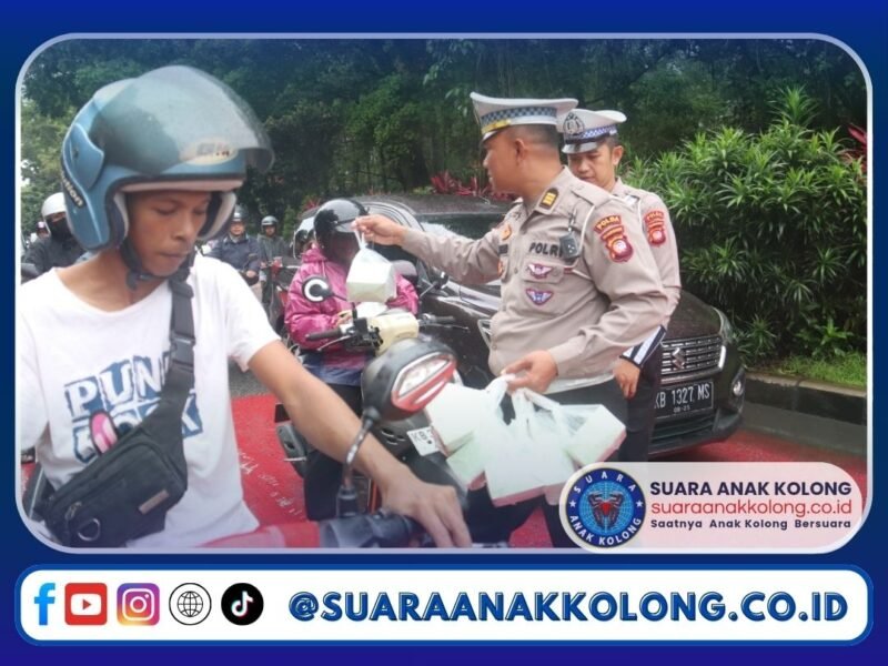 Peduli di Bulan Ramadan, Ditlantas Polda Kalbar Bagikan Takjil Gratis di Bundaran Tugu Digulis