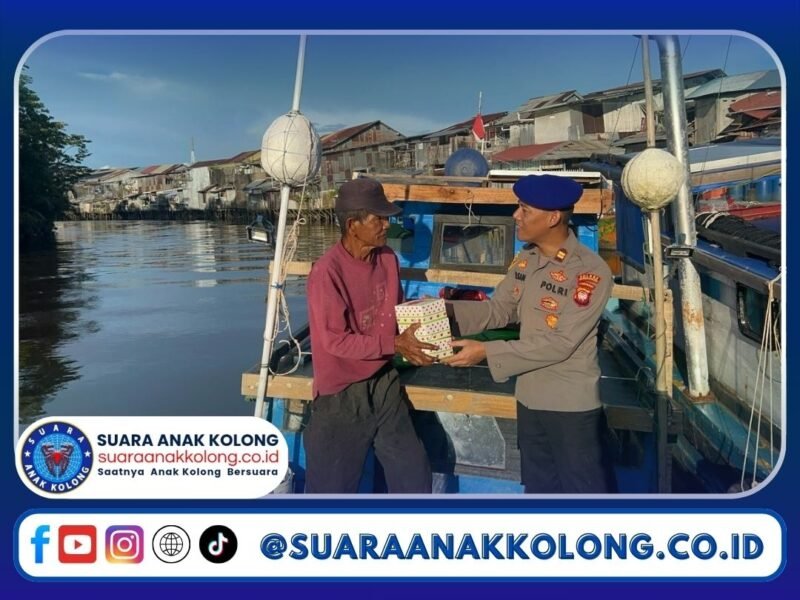Indahnya Ramadhan, Satpolairud Polres Bengkayang Berbagi Takjil di Pesisir