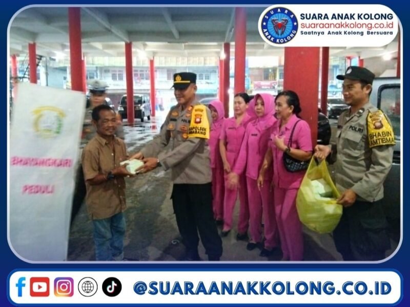 Kapolsek Ngabang Bersama Bhayangkari Bagi-Bagi Takjil untuk Warga
