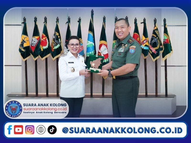 Terima Kunjungan Silaturahmi, Pangdam XII/Tpr Beri Kejutan Ulang Tahun untuk Bupati Landak