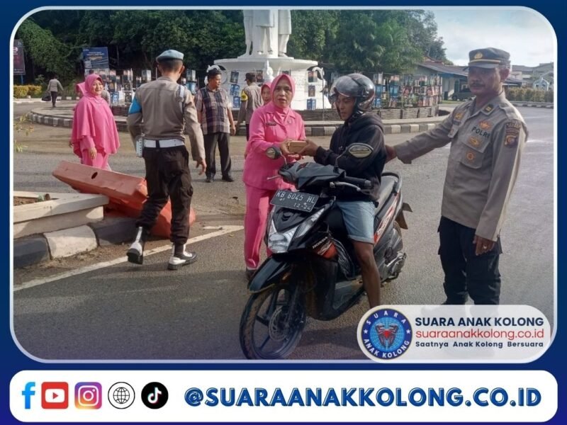 POLSEK SINGKAWANG SELATAN BAGIKAN TAKJIL UNTUK WARGA DI BULAN SUCI RAMADHAN