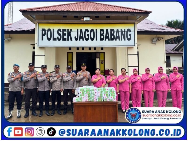 Ramadhan Penuh Berkah, Polsek Jagoi Babang dan Bhayangkari Ranting Jagoi Babang Berbagi Takjil kepada Warga dan Pengguna Jalan