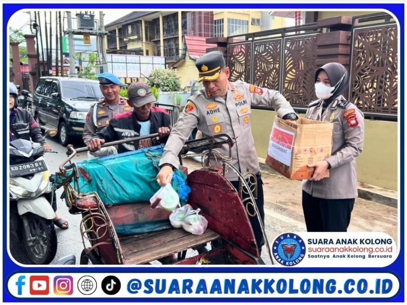 Kapolresta Pontianak Kombes Pol Adhe Hariadi Bagikan Takjil kepada Masyarakat di Hari ke-18 Ramadhan