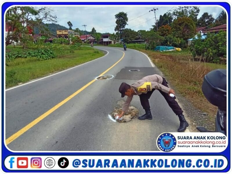 Cegah Kecelakaan Lalu Lintas, Polsek Mandor Tandai Jalan Rusak Jelang Mudik Lebaran