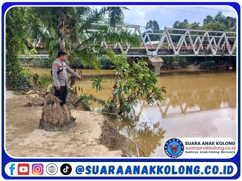 Bhabinkamtibmas Polsek Menjalin Cek Debit Air dan Imbau Warga Waspada Banjir