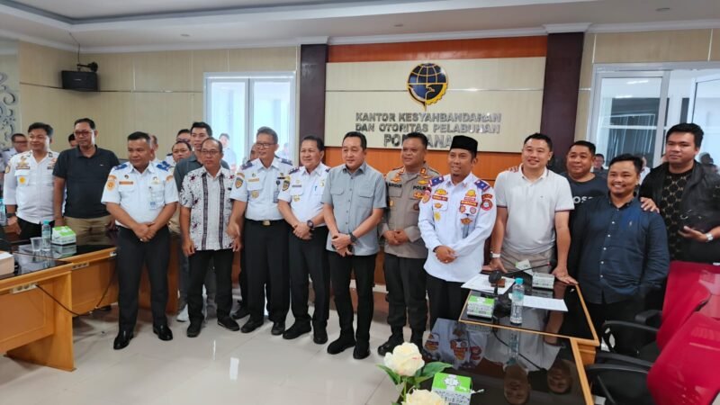 Yuliansyah , Anggot a Komisi V
DPR RI Fasilitasi Pertemuan A wak
Kapal Pedalaman dan Pemilik
Kapal dengan KSOP Pontianak